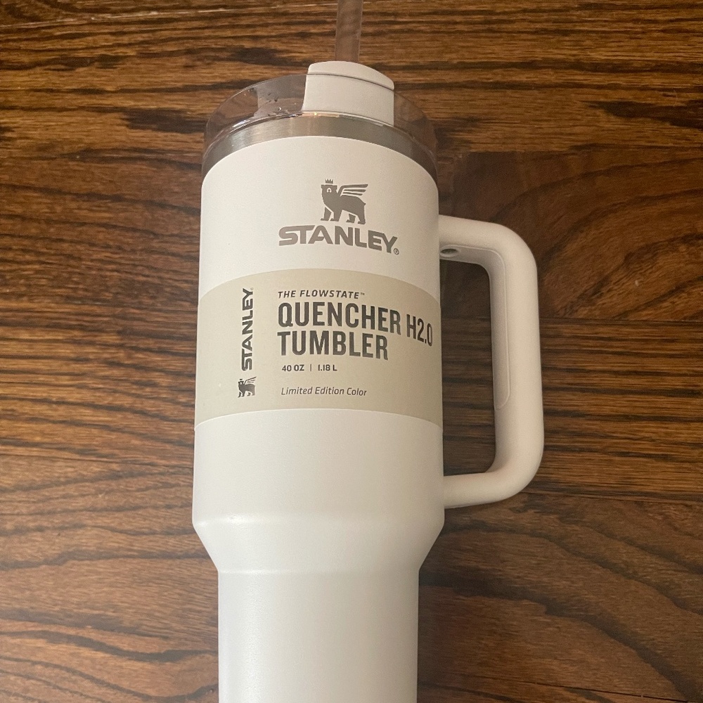 NWT Stanley 40oz Stainless Steel H2.0 FlowState Quencher Tumbler Brilliant White